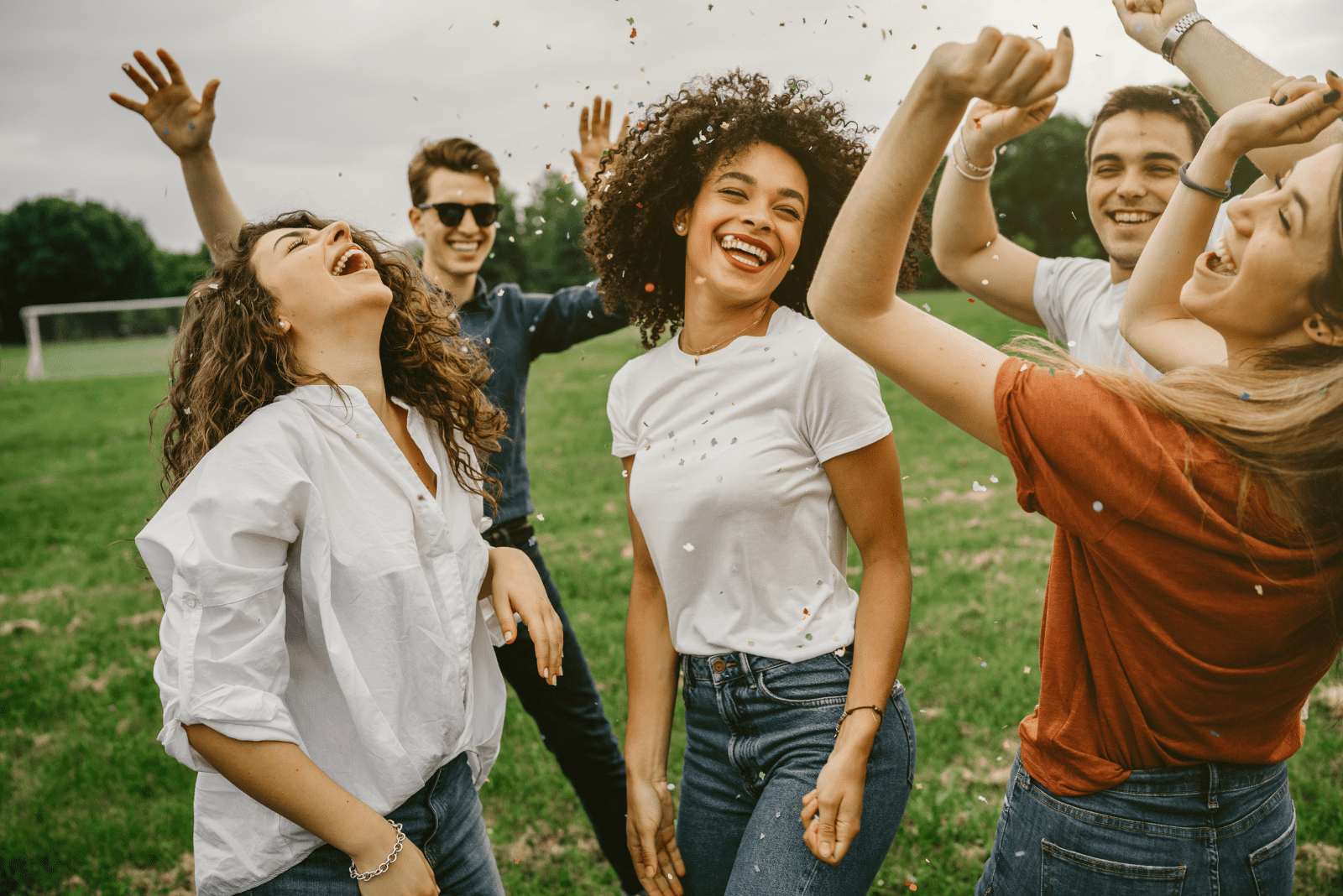 La felicidad contagiosa: Cómo el tiempo con amigos crea un ambiente positivo