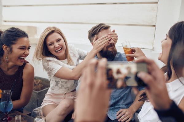 La Risa como Vínculo Social: Cómo Fortalecer Relaciones a Través del Humor